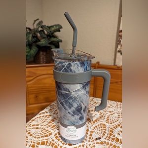 40 oz tumbler with hand